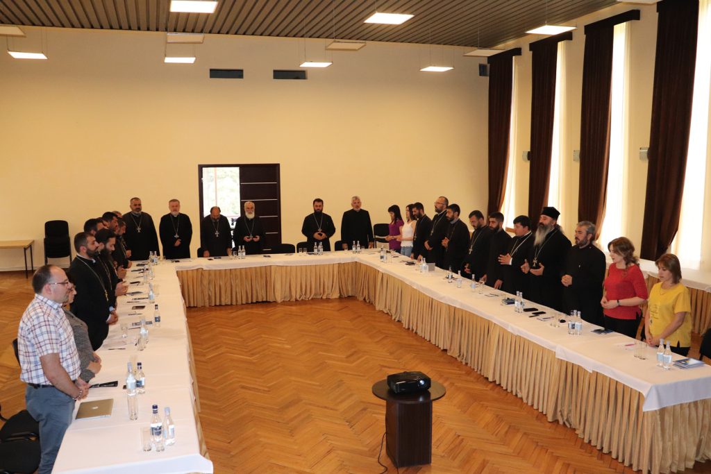 Ընտանեկան բռնության զոհերի և բռնարարների հետ աշխատանքի վերաբերյալ դասընթաց հոգևորականների համար