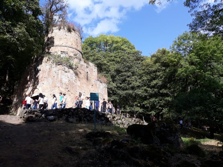 «Ամուր ընտանիք» միջոցառման շրջանակում Շիրակի երիտասարդներն այցելեցին Գոշավանք և Աղավնավանք