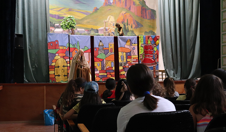 Round Table Foundation puppet in Movses IMG 6457