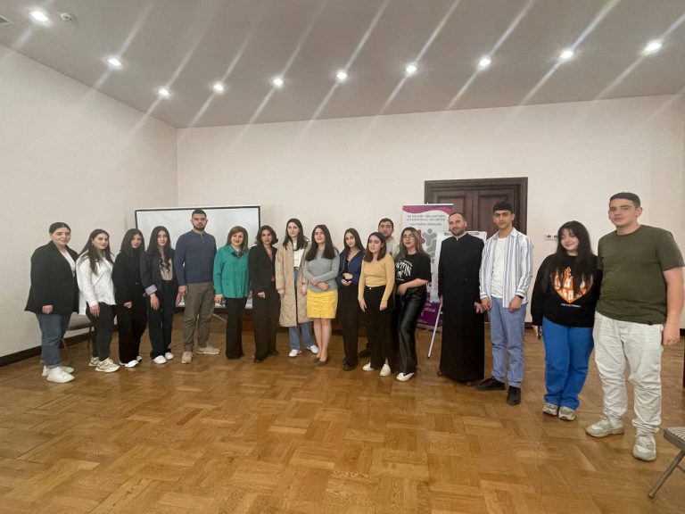 Կլոր սեղան հիմնադրամի աջակցությամբ ՀԵՀԵՄ գրասենյակում անցկացվեց «Համացանցային մարտահրավերներ» դասընթացը