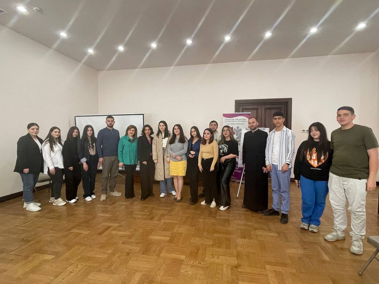 Կլոր սեղան հիմնադրամի աջակցությամբ ՀԵՀԵՄ գրասենյակում անցկացվեց «Համացանցային մարտահրավերներ» դասընթացը